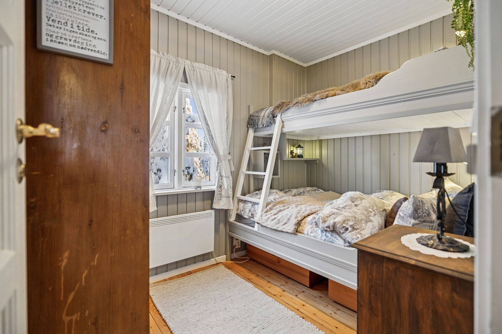 Soverom 2 med familiekøye og oppbevaringsløsninger Galleribilde