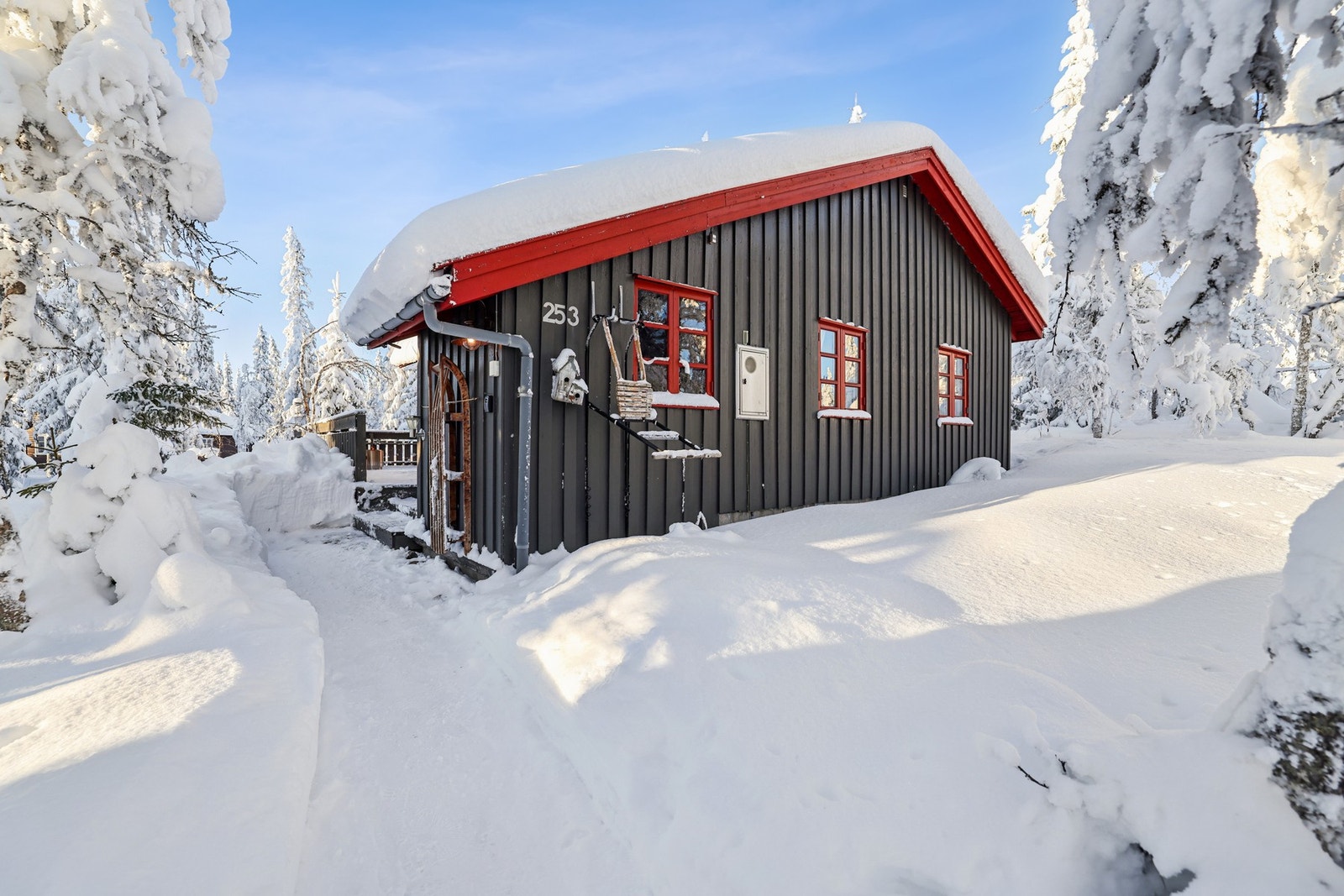 Ved hytta er det god parkeringsplass og gangsti frem til terrasse og inngangsparti Galleribilde