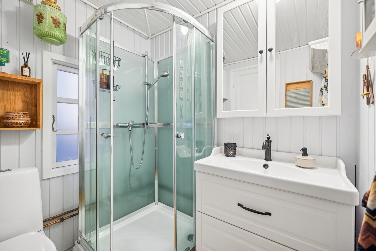 Her er det lyse overflater og et pent preg med heldekkende servant på underskap, dusjkabinett og wc. Galleribilde