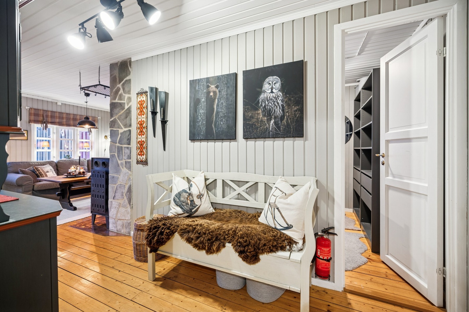 Den åpne løsningen mellom gang, stue og kjøkken bidrar til god romfølelse. Galleribilde