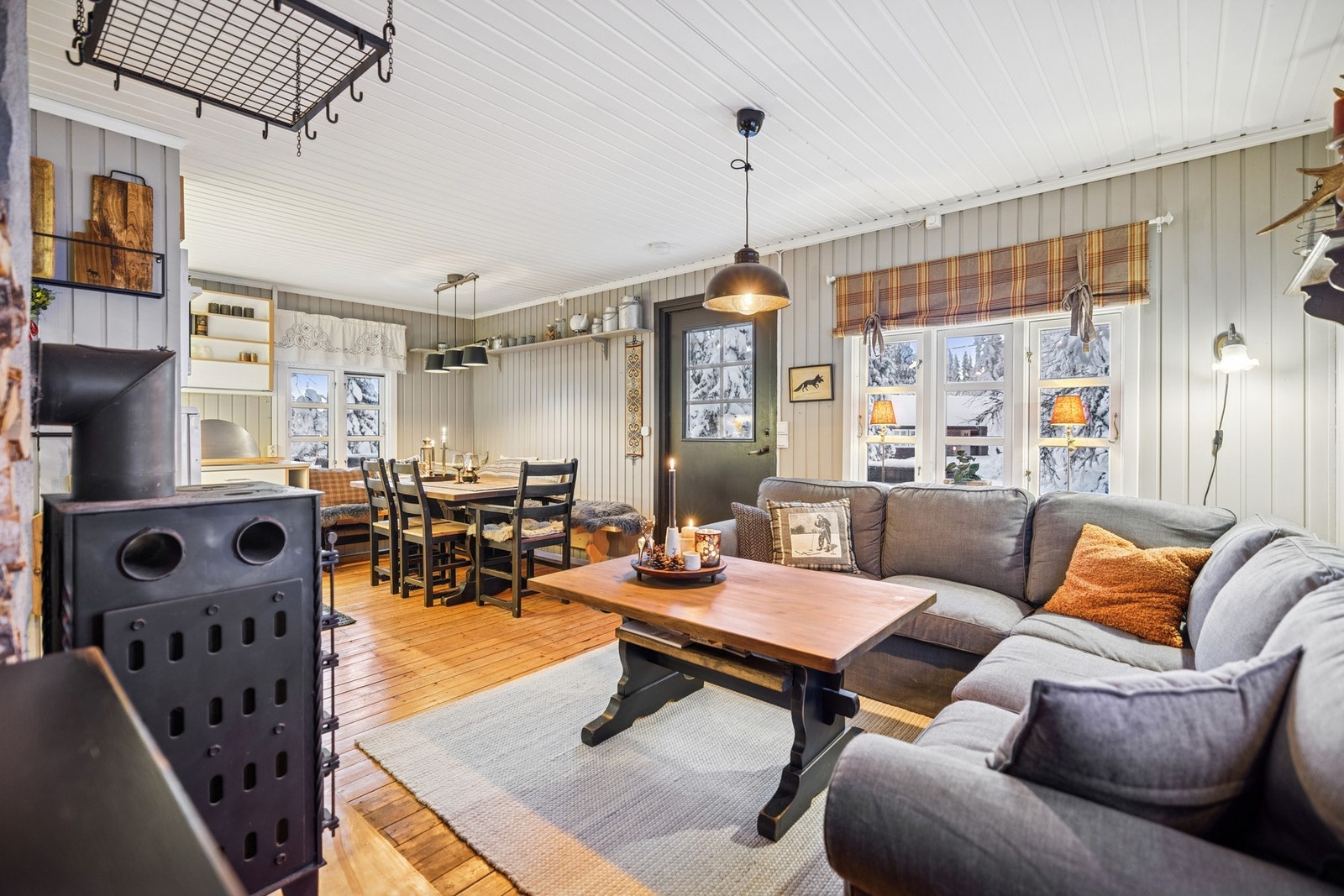 Dagligrommet har rikelig med lysinnslipp fra vinduer på flere sider Galleribilde