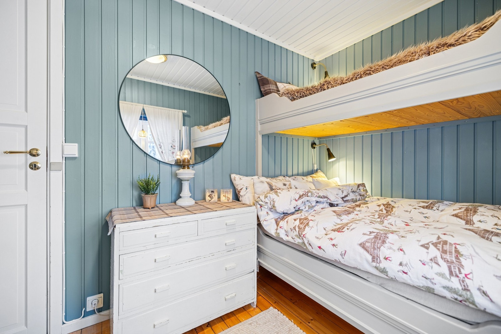 Soverom 3 med familiekøye og plass for oppbevaringsløsninger Galleribilde