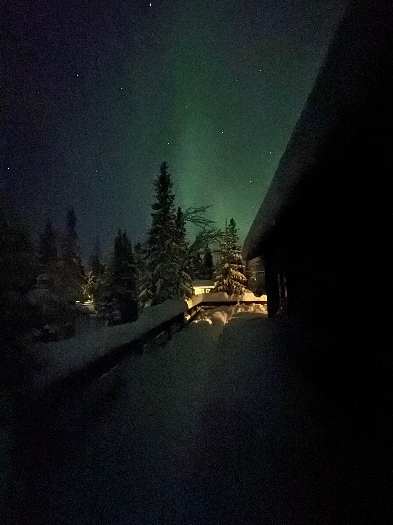 Lite lysstøy gir fantastisk utsikt mot vinterhimmel med nordlys Galleribilde