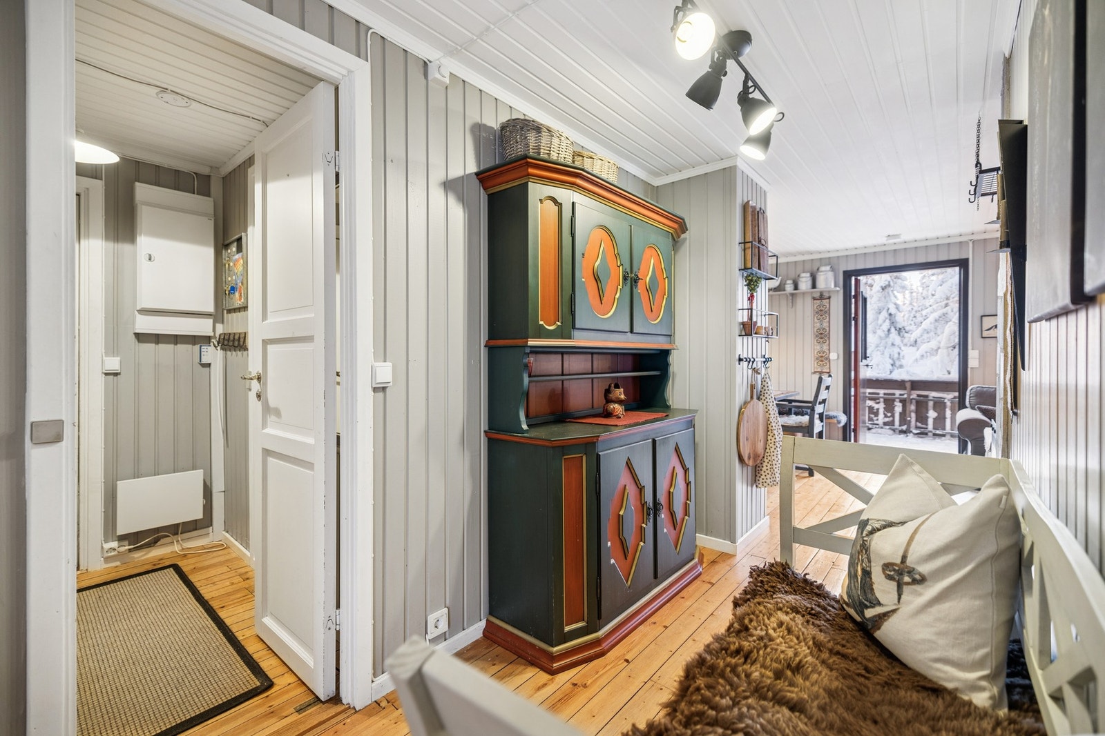 Hele hytta er malt i delikate og rolige fargevalg som sammen med interiør og det opprinnelige gulvet gir ekstra sjarm og hygge. Galleribilde