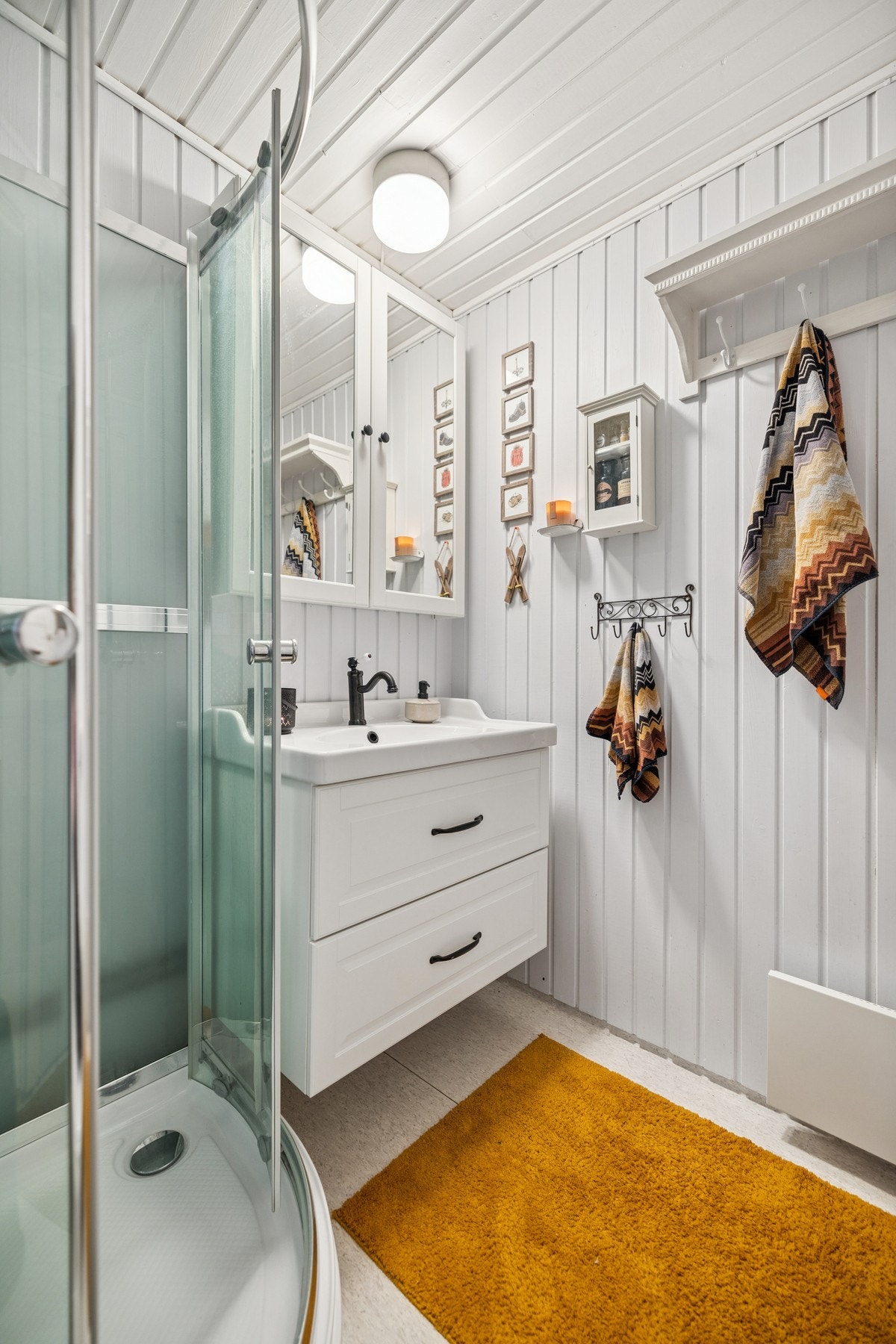 Badet ligger godt plassert med adkomst fra gangen. Galleribilde