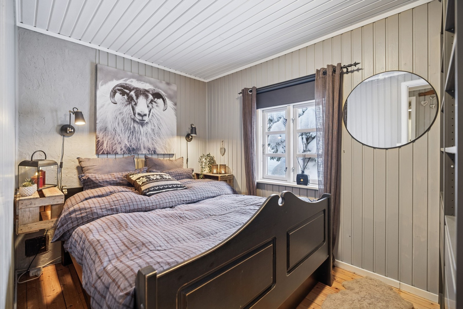 Hytta har tre gode soverom med hvert sitt personlige og lune preg. Her hovedsoverom med dobbeltseng Galleribilde