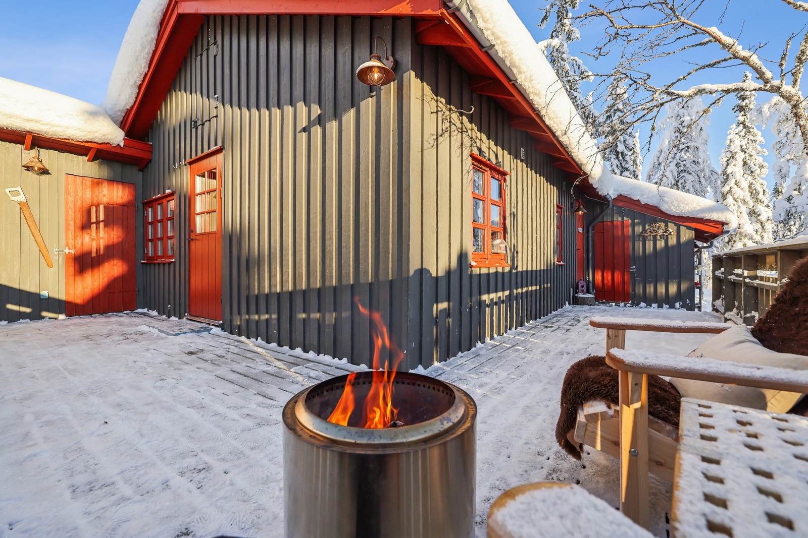 Utenfor hytta er det en romslig og solrik terrasse på to sider av hytta. Her kan du kose deg ute hele året - lunt eller mer luftig Galleribilde