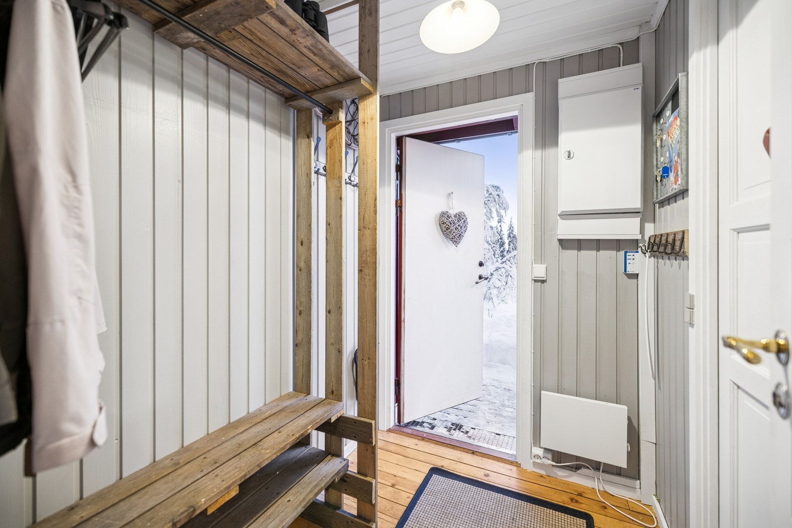 Velkommen inn! Med en gang du kommer innenfor døren merker du hytta sin lune og og gode astmofære og sjarme. Gangen har god omkledningsplass og rom for garderobe. Fra gang er det adkomst til bad med wc. Galleribilde