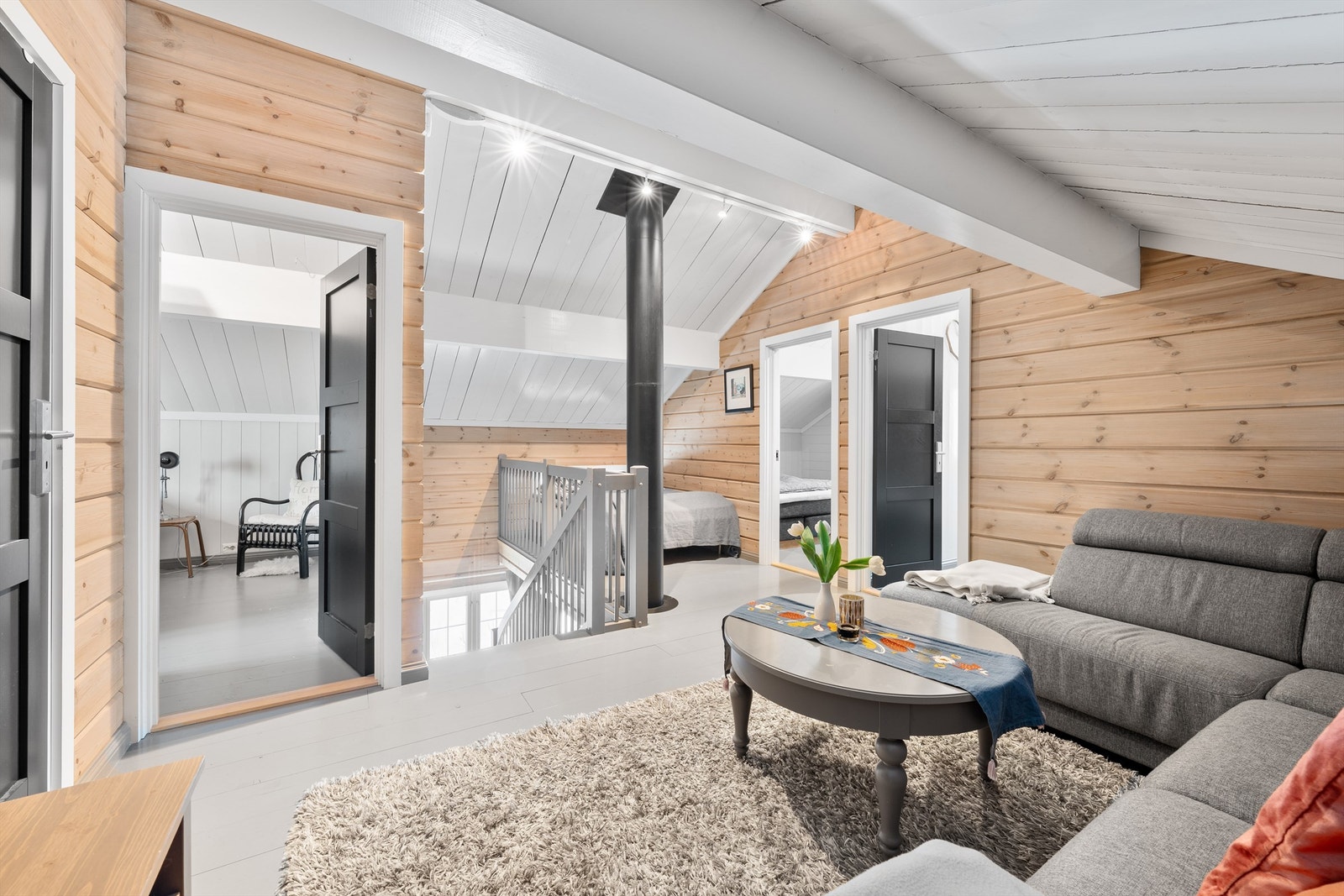 Loftstue med plass til koselig tvkrok Galleribilde