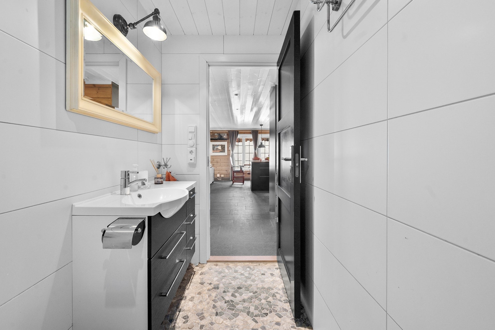 Bad 1.etg - servant med skuffeoppbevaring og speil med overlys Galleribilde