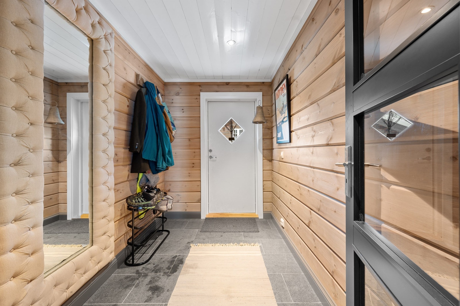 Entré med plass til å henge ifra seg Galleribilde