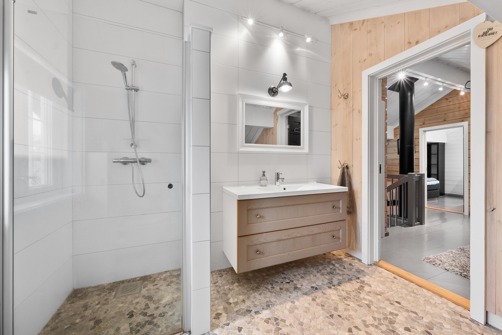 Moderne, lyst og innbydende bad Galleribilde