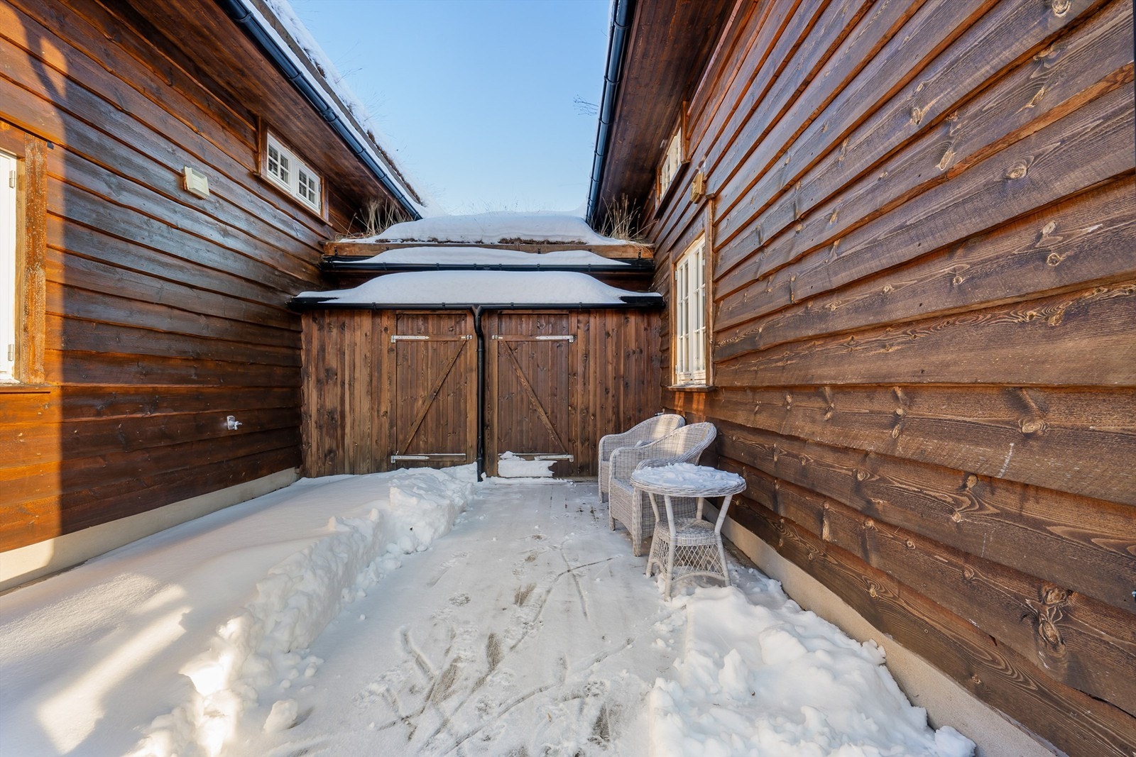 På siden av baksiden av fritidsboligen finner du inngang til bod Galleribilde