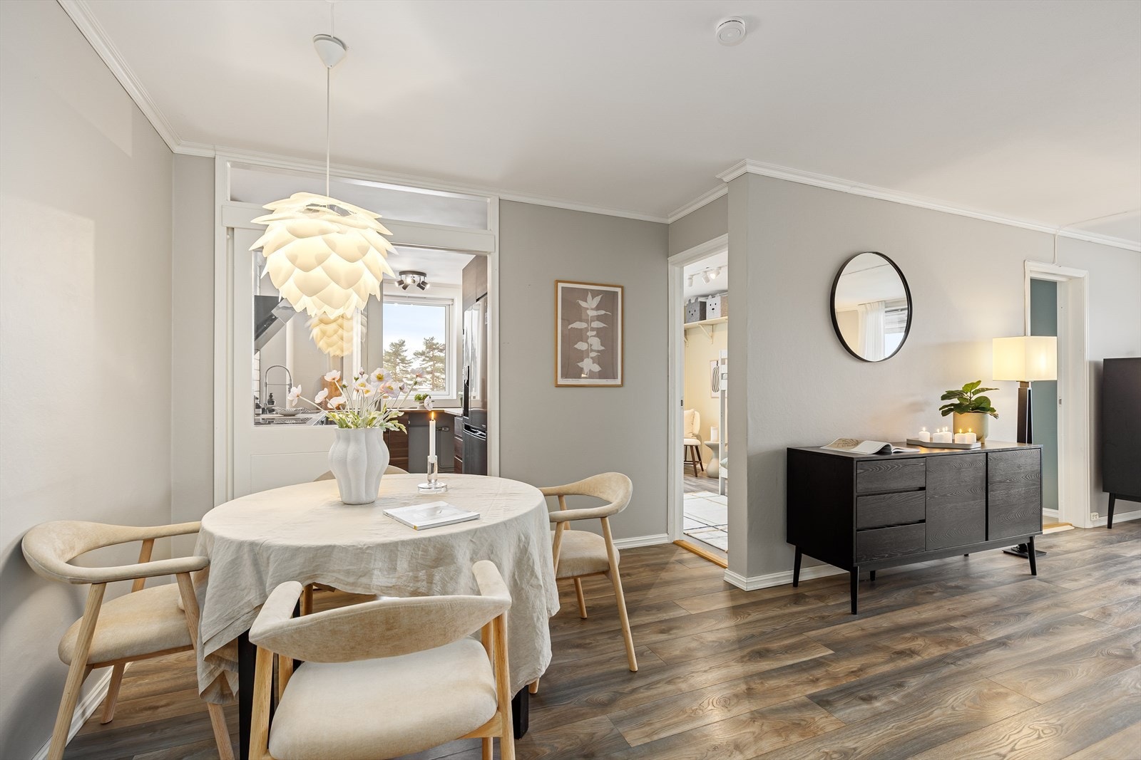 Spisestuen har en naturlig og praktisk tilknytning til både kjøkken og stue, og legger til rette for sosiale sammenkomster med venner og familie. Galleribilde