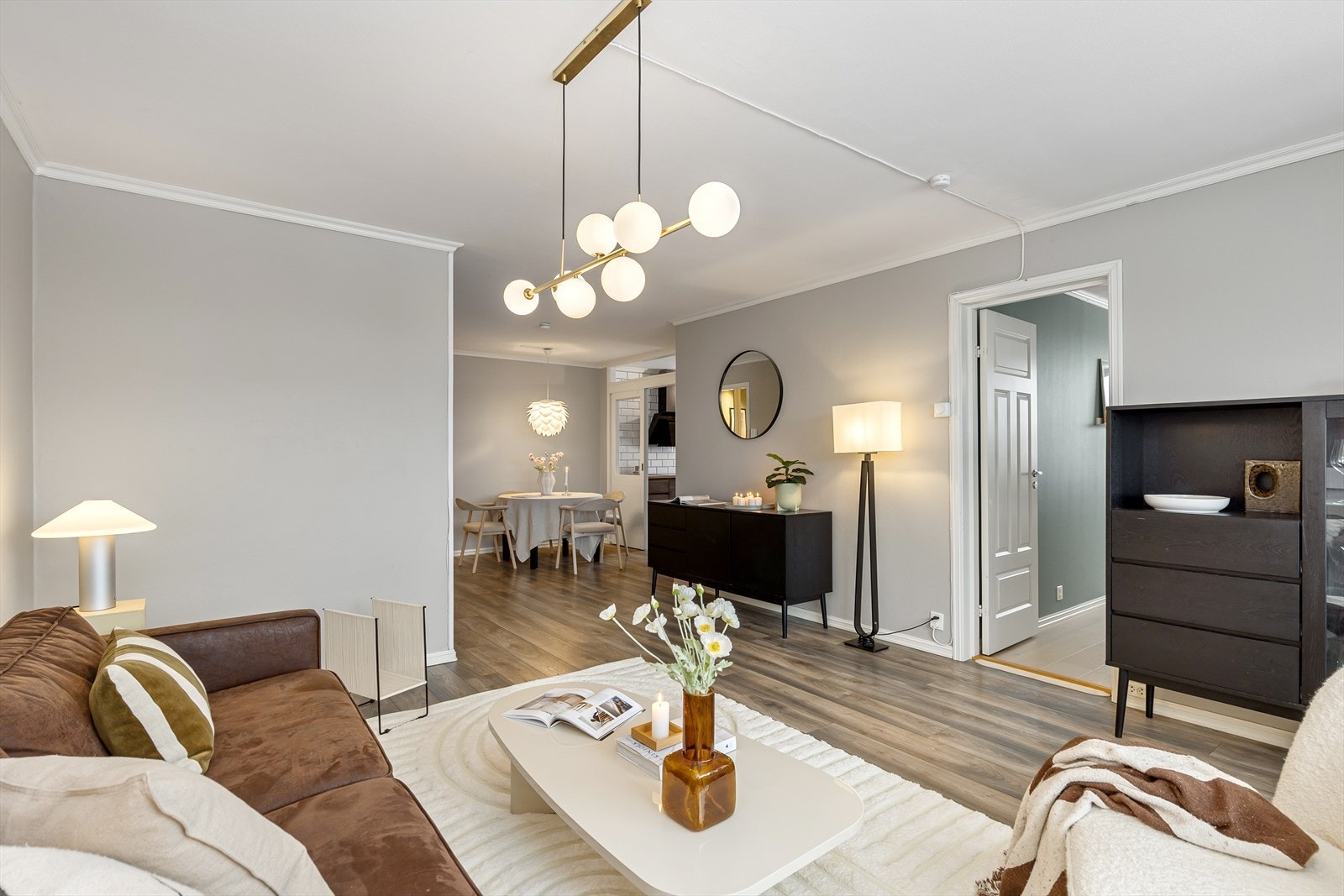 Stuen har en god romfølelse og byr på flere møbleringsmuligheter, med god plass til både sofagruppe og tilhørende møblement. Galleribilde