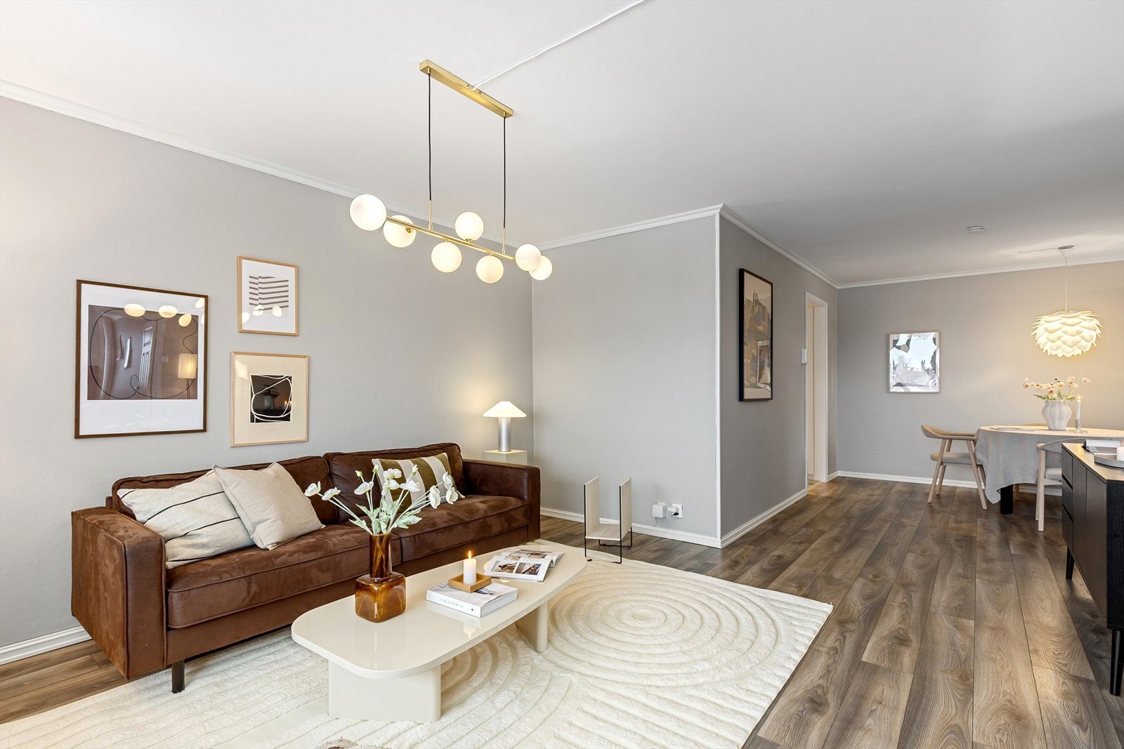 Innbydende og romslig stue med store vindusflater som sørger for rikelig med naturlig lys gjennom dagen. Galleribilde