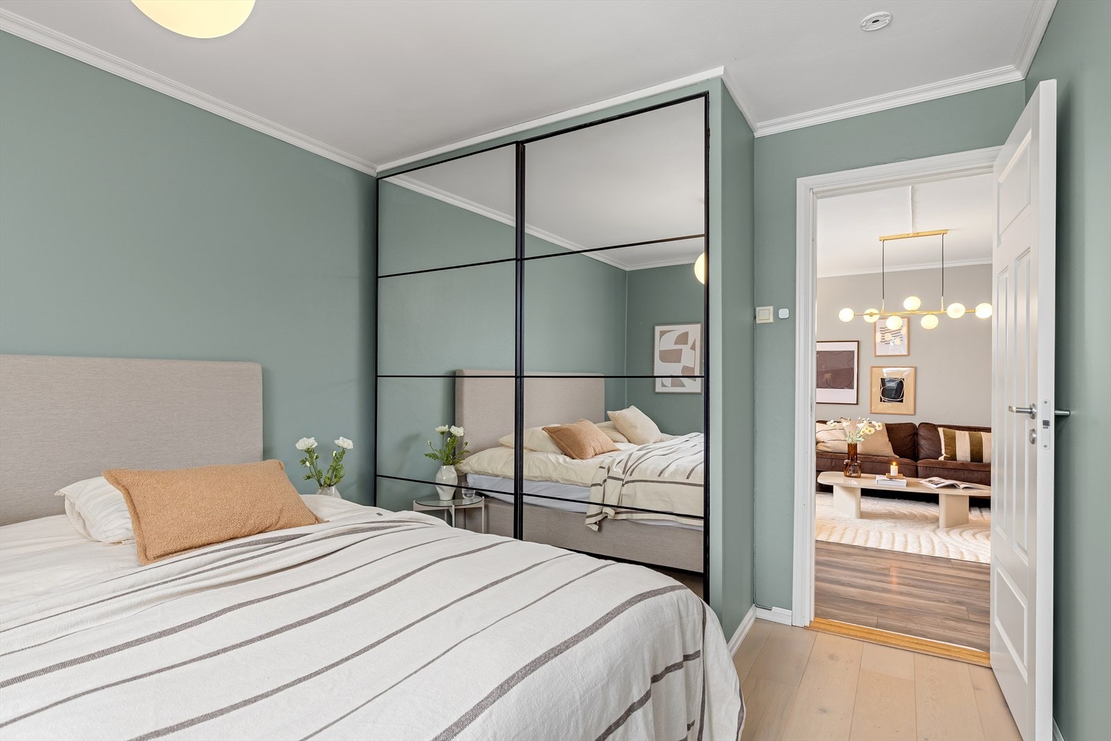 Tidsriktige fargevalg og enstavsparkett på gulv fra 2024 gir rommet et delikat uttrykk. Galleribilde