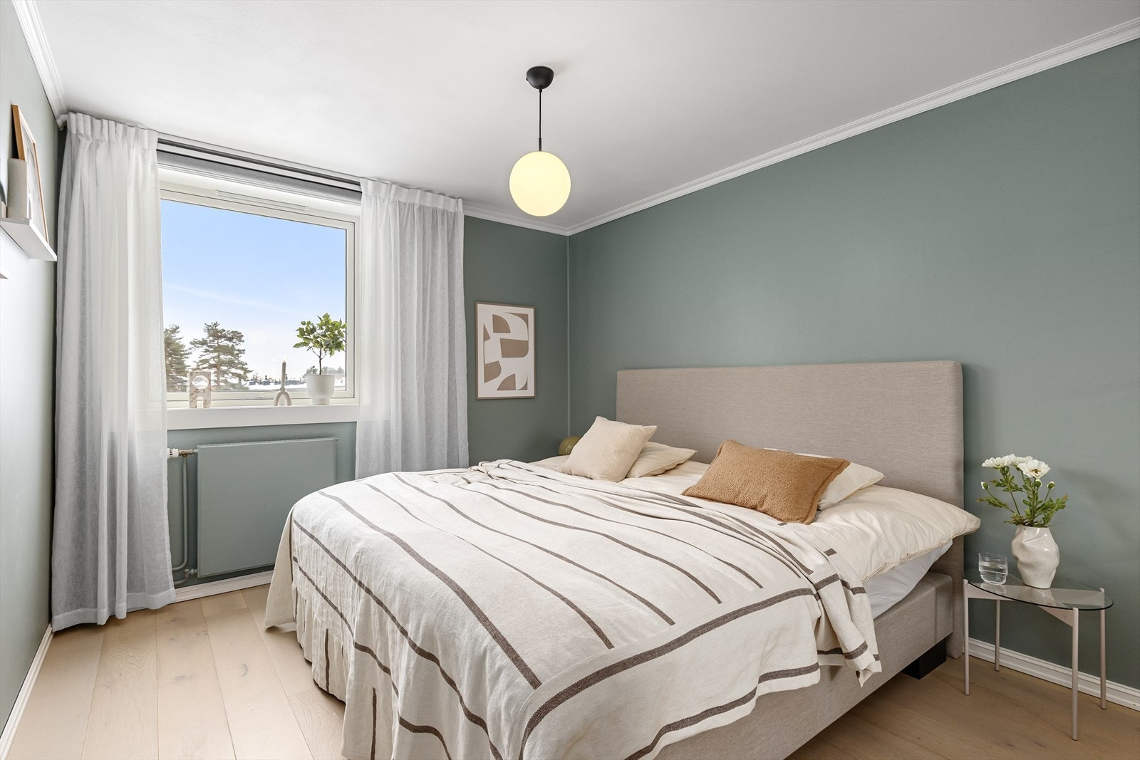 Leiligheten byr på to soverom, hvor begge er av god størrelse. Hovedsoverommet har god plass til dobbeltseng med tilhørende møblement. Galleribilde