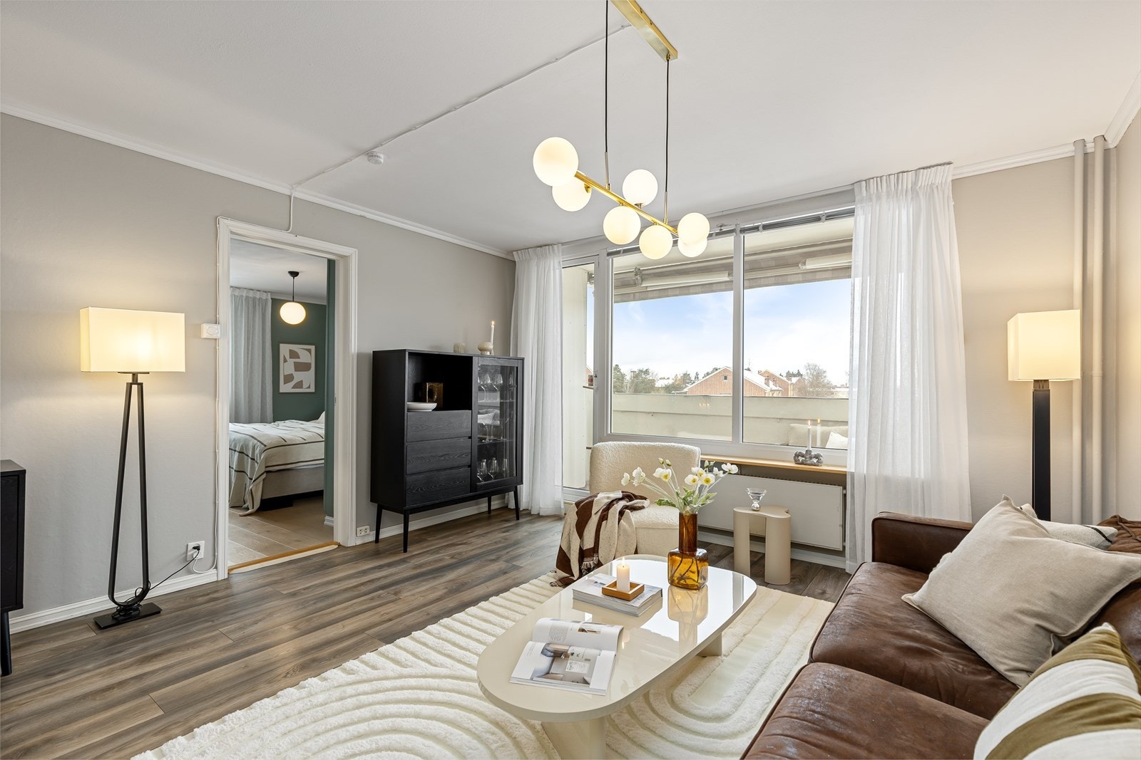 Her får du en lys og romslig 3- roms der planløsningen er nøye tilpasset praktisk bruk. Galleribilde