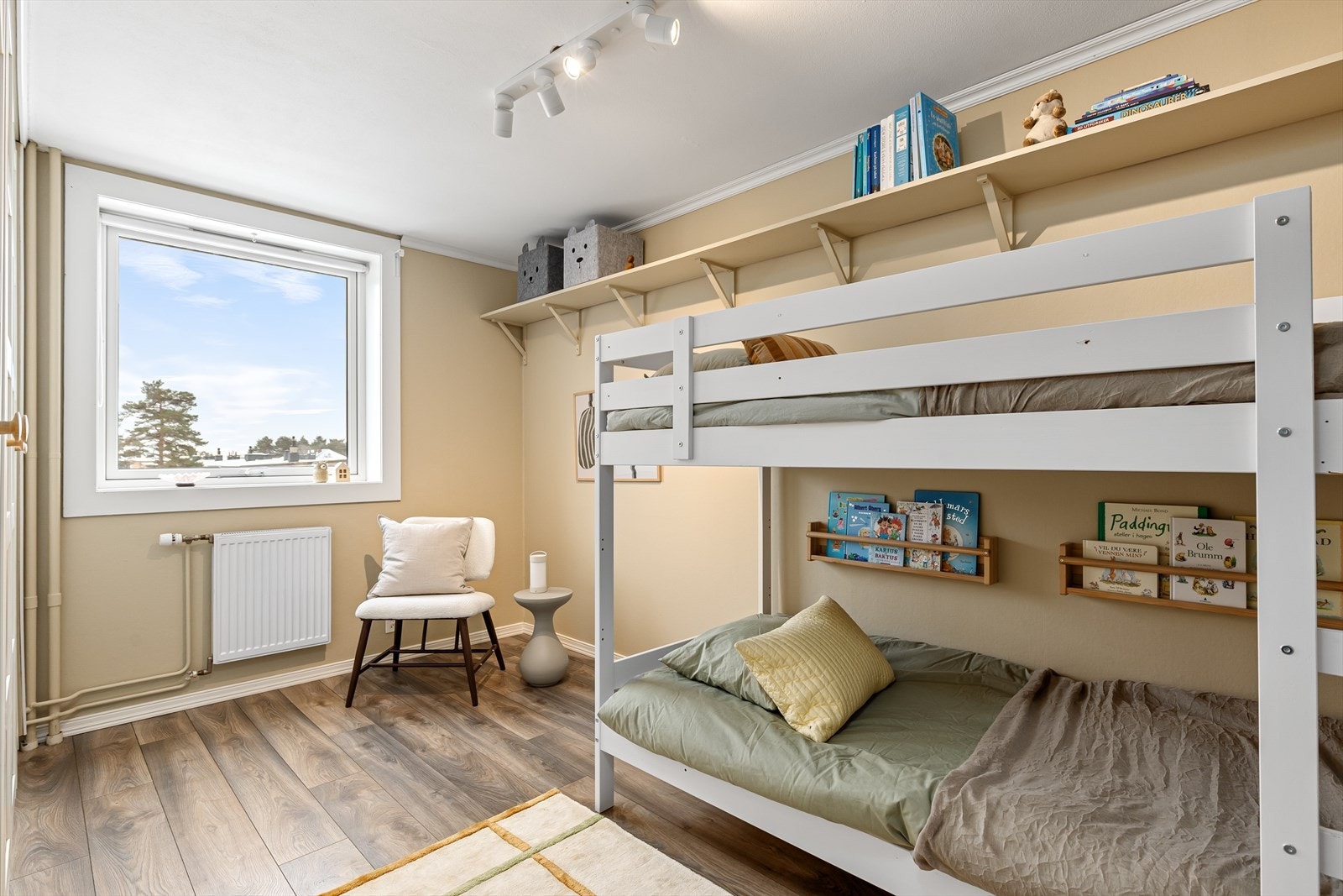 Boligens andre soverom er i dag innredet med køyeseng og garderobe, og egner seg godt som barnerom, gjesterom eller kontor, alt etter eget behov. Galleribilde