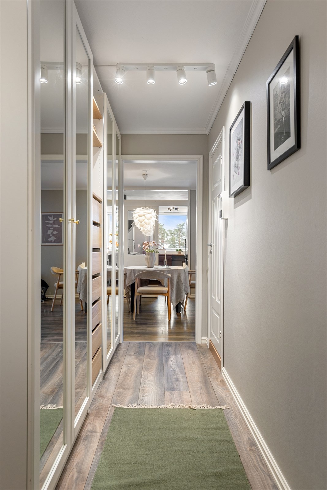 Entréen er utstyrt med et garderobeskap som gir rikelig med oppbevaringsplass og bidrar til en ryddig og funksjonell løsning. Galleribilde