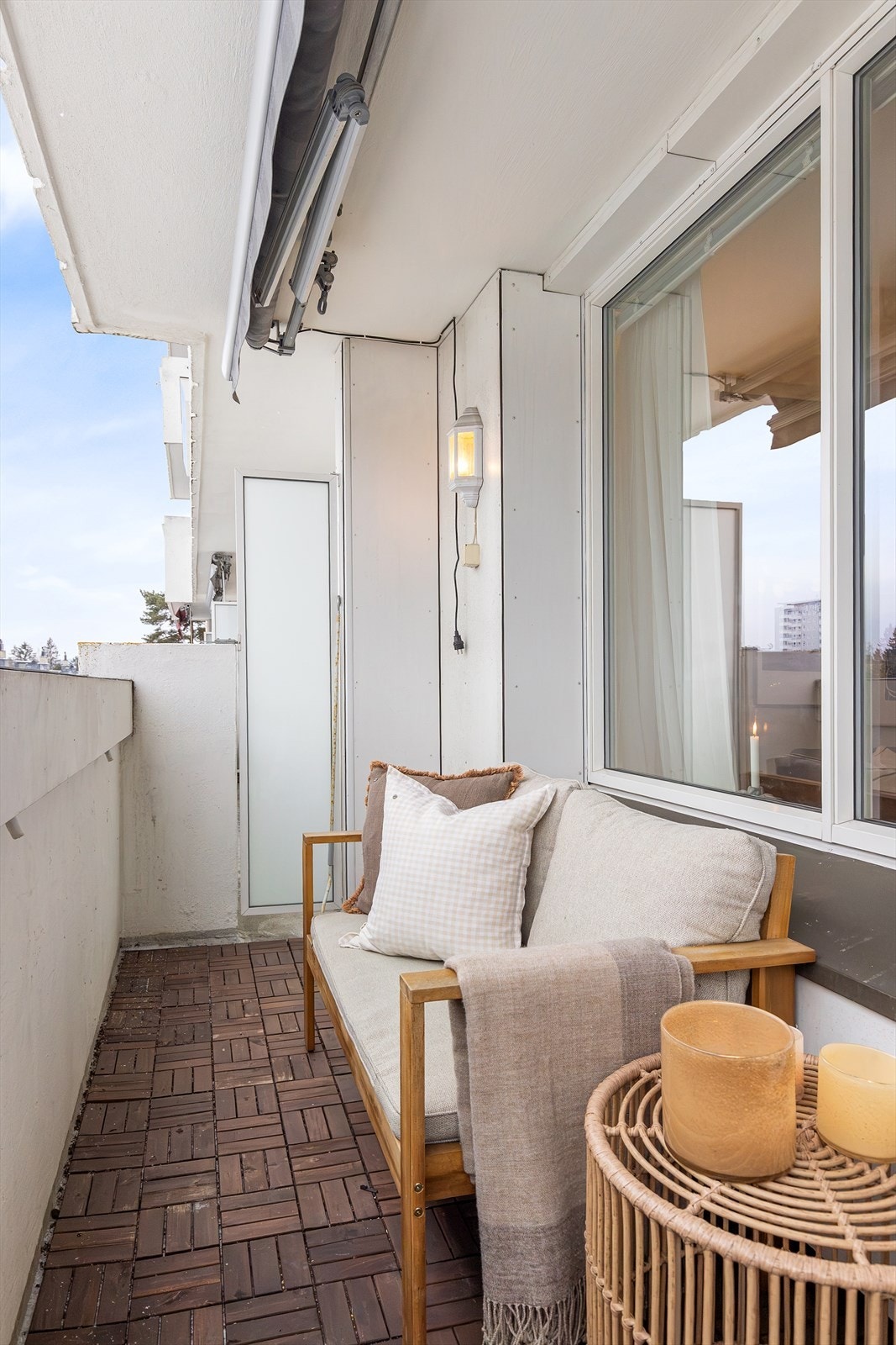 Det er god plass til møblering etter eget ønske, med sittegruppe og øvrig møblement. Balkongen er utstyrt med markise. Galleribilde