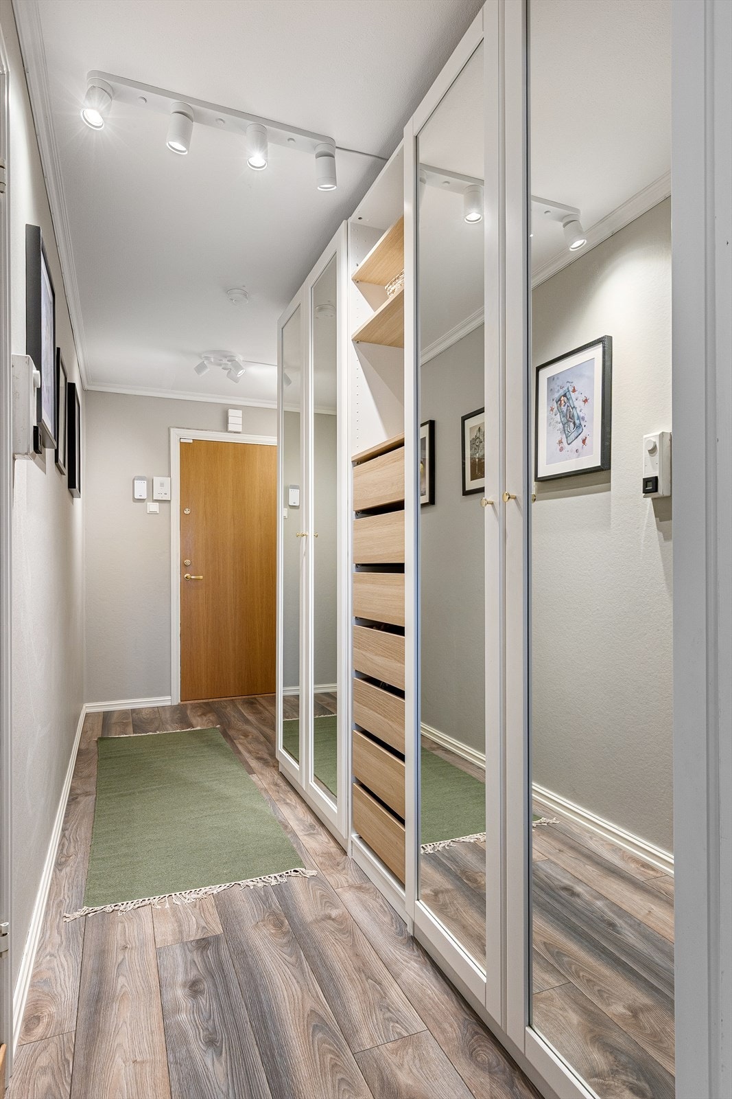 Du ønskes velkommen til en romslig og funksjonell entré med god plass til yttertøy og sko. Brann- og lydklassifisert entrédør med dørcalling og automatisk døråpner. Galleribilde