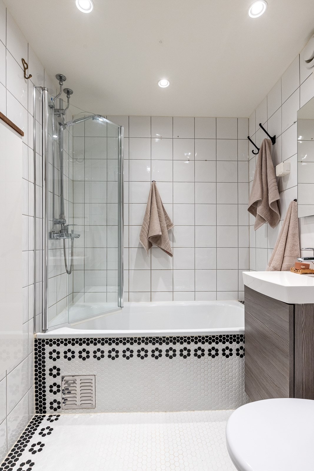 Flislagt og tiltalende baderom med behagelige varmekabler i gulv. Galleribilde