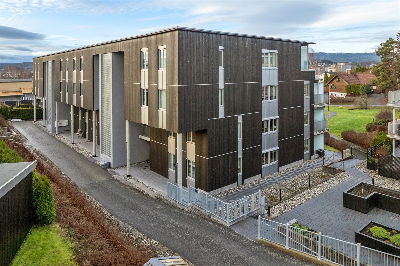 Semenveien 29 har en flott og meget populær beliggenhet i utkanten av Hokksund sentrum. Galleribilde