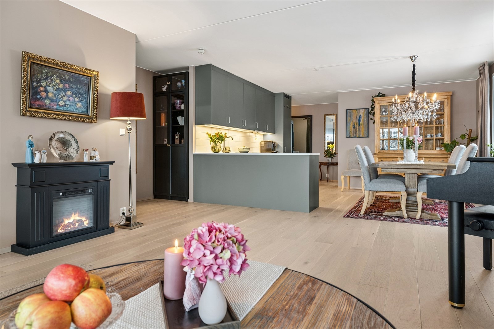 Åpen stue og kjøkken løsning som utnytter leilighetens plass godt. Galleribilde