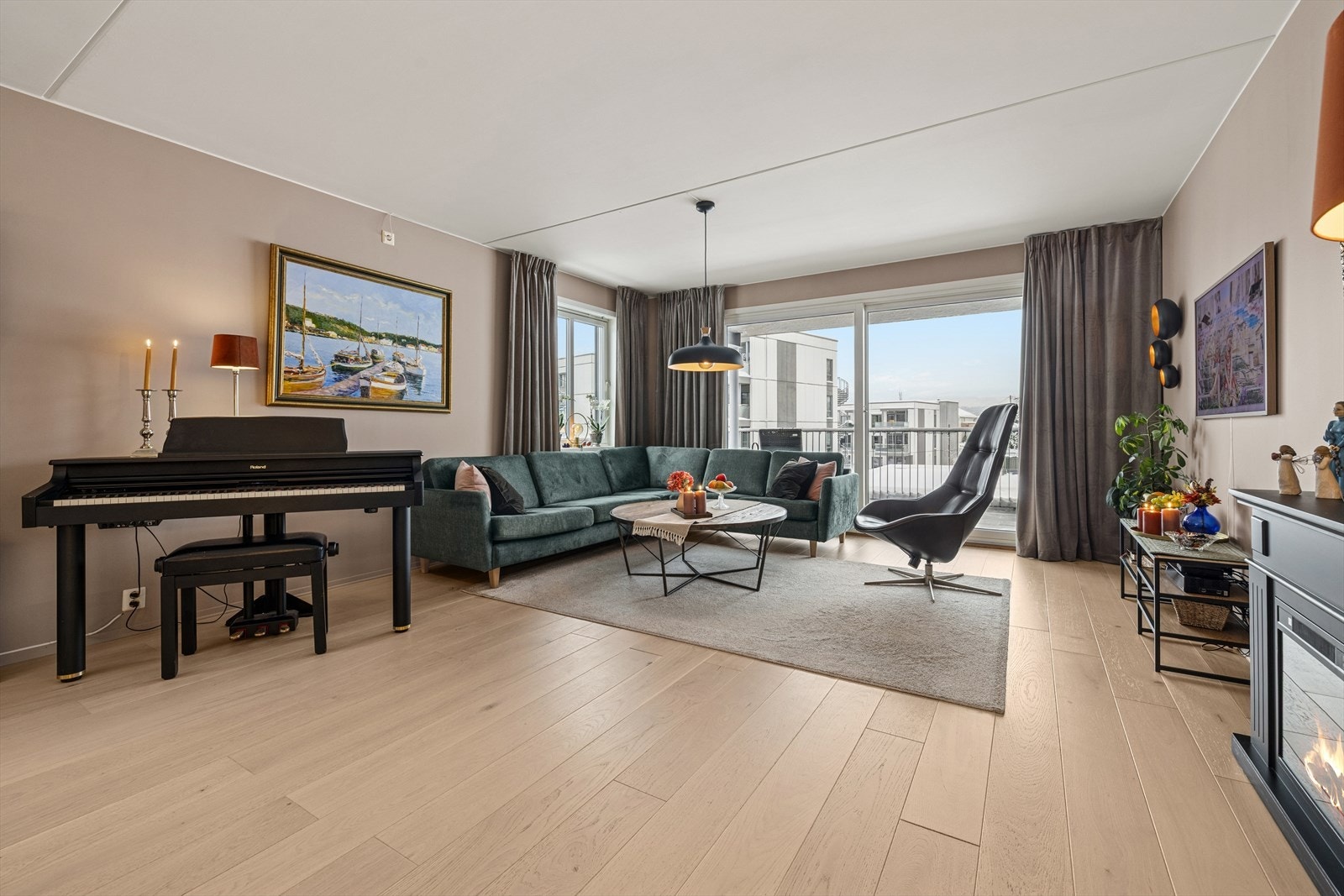 Boligen har en god og åpen planløsning som gir luftig romfølelse. Galleribilde