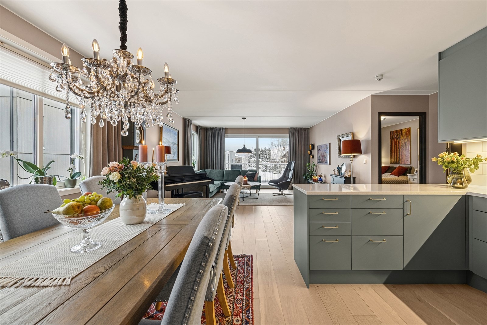 Man får umiddelbart ett godt inntrykk av leiligheten med dens stilfulle fargevalg og innredning. Galleribilde