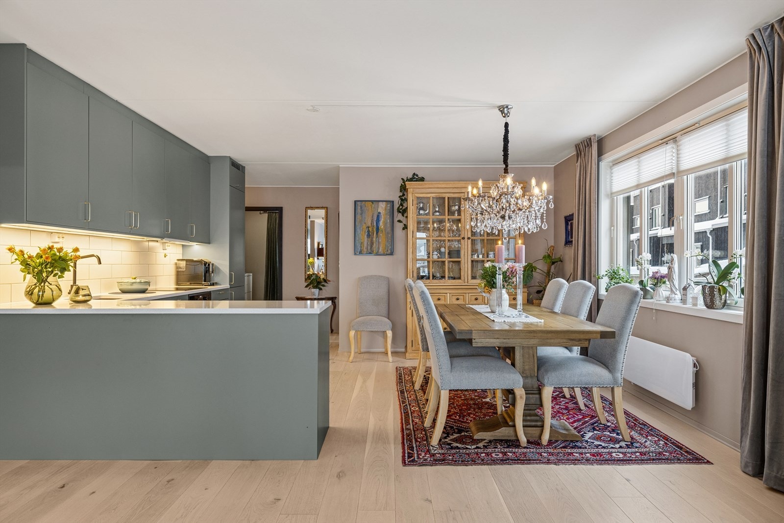 Dette er en endeleilighet hvor man får ekstra med lys inn fra gode vindus overflater. Galleribilde