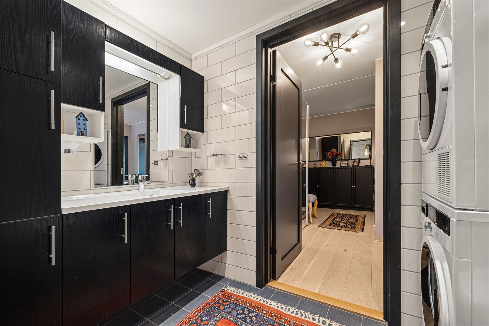 Baderommet er romslig og har godt med skapplass Galleribilde