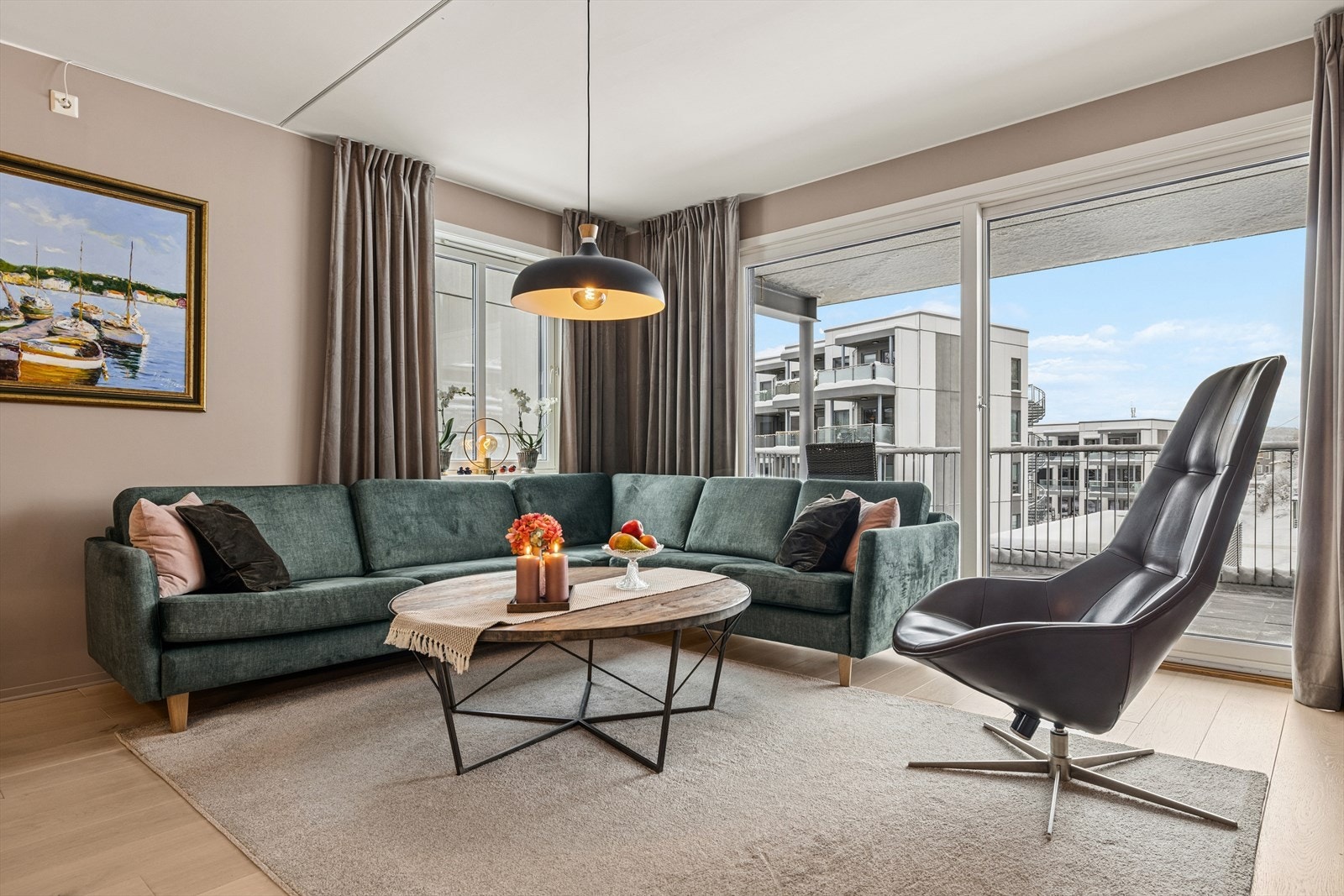 Romslig sofakrok med vinder som gir ett luftig preg. Galleribilde