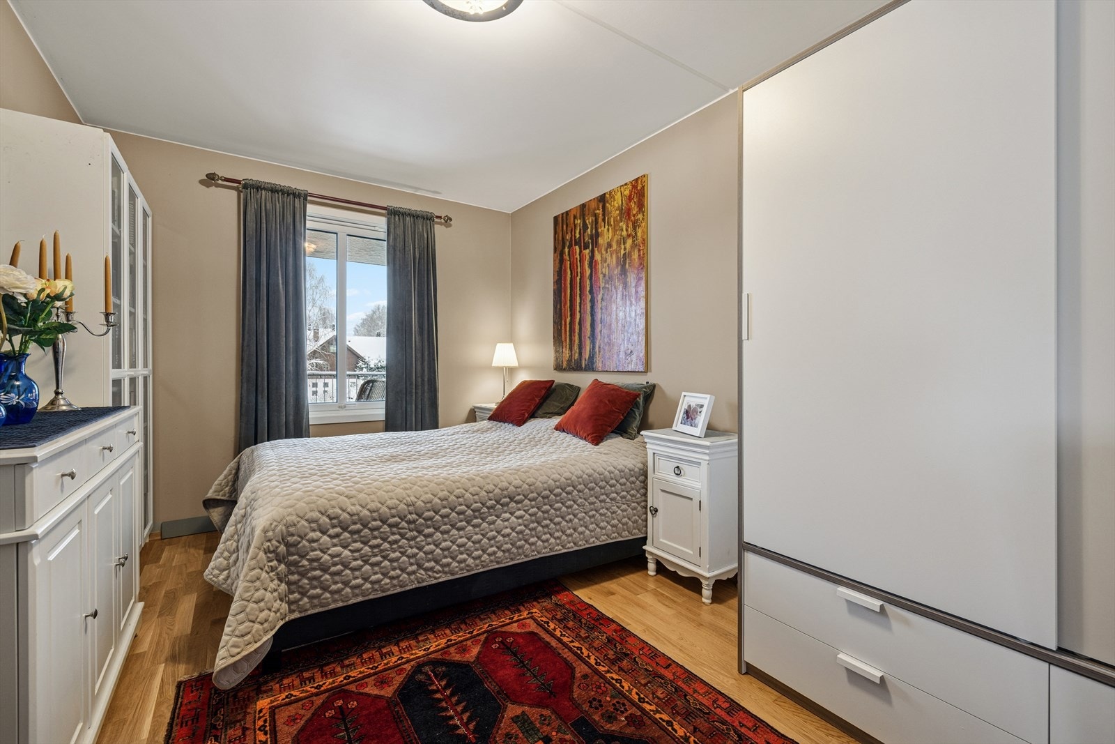 Hovedsoverom har adkomst fra stue/spisestue og har god plass til stor seng og oppbevaring. Galleribilde