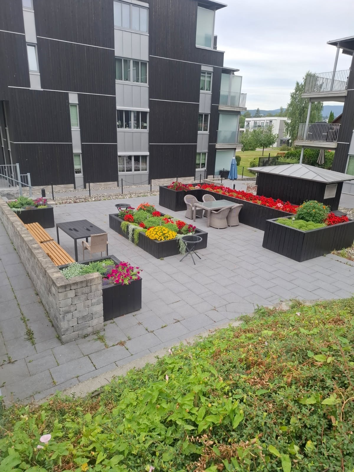 Privat bilde av sosialt uteområde på sommerstid Galleribilde