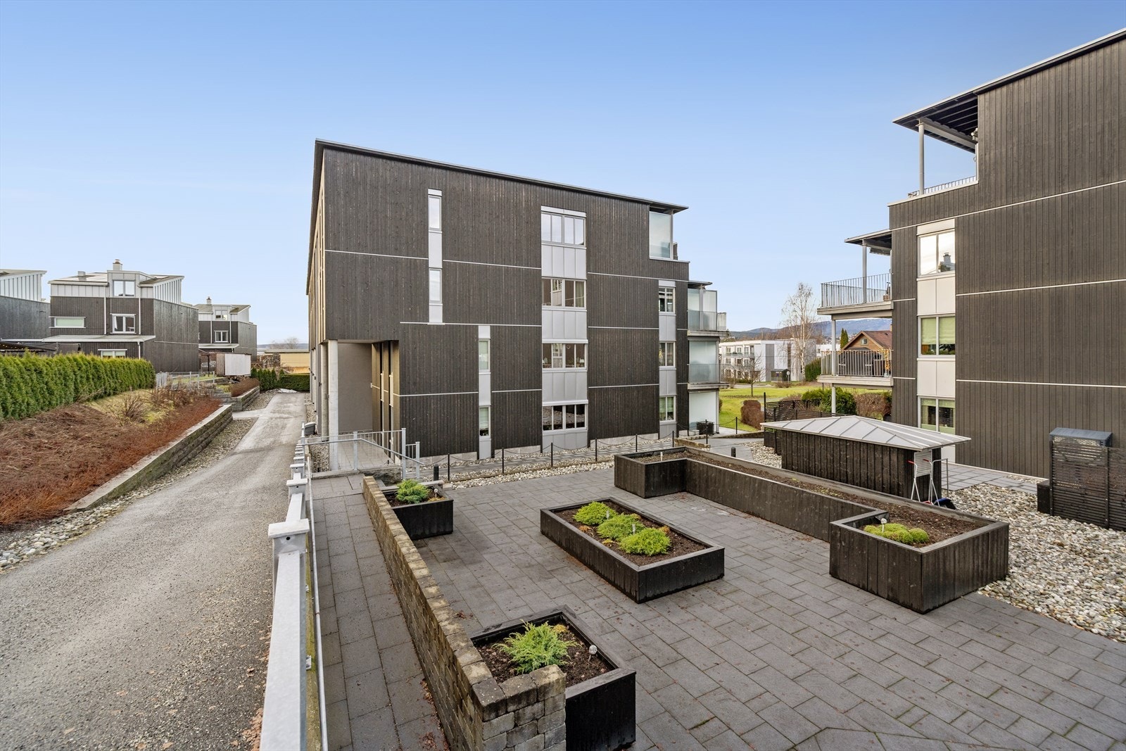 Moderne og pent felles uteområde Galleribilde