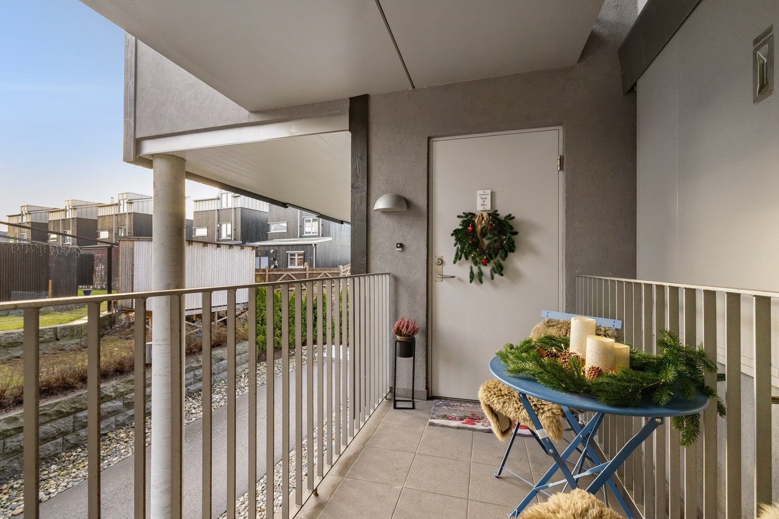 Uteplass i forbindelse med inngangen til leiligheten. Her kommer morgensolen. Galleribilde