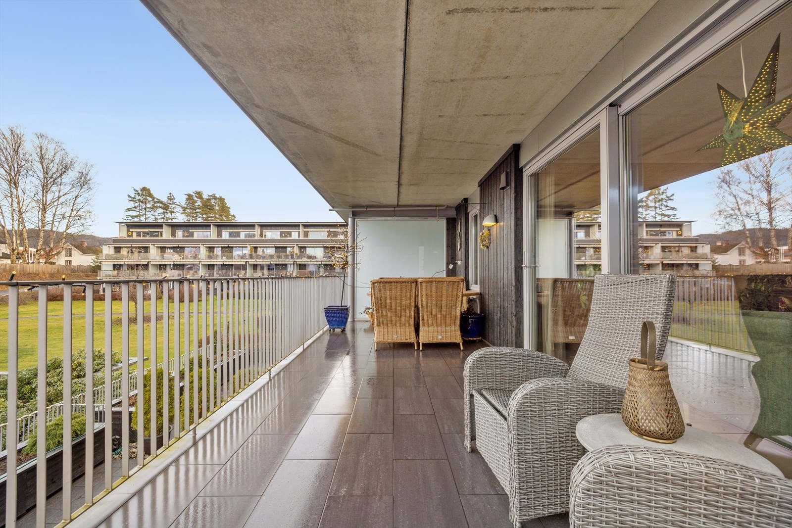 Romslig balkong som kan nytes med familie og venner! Galleribilde