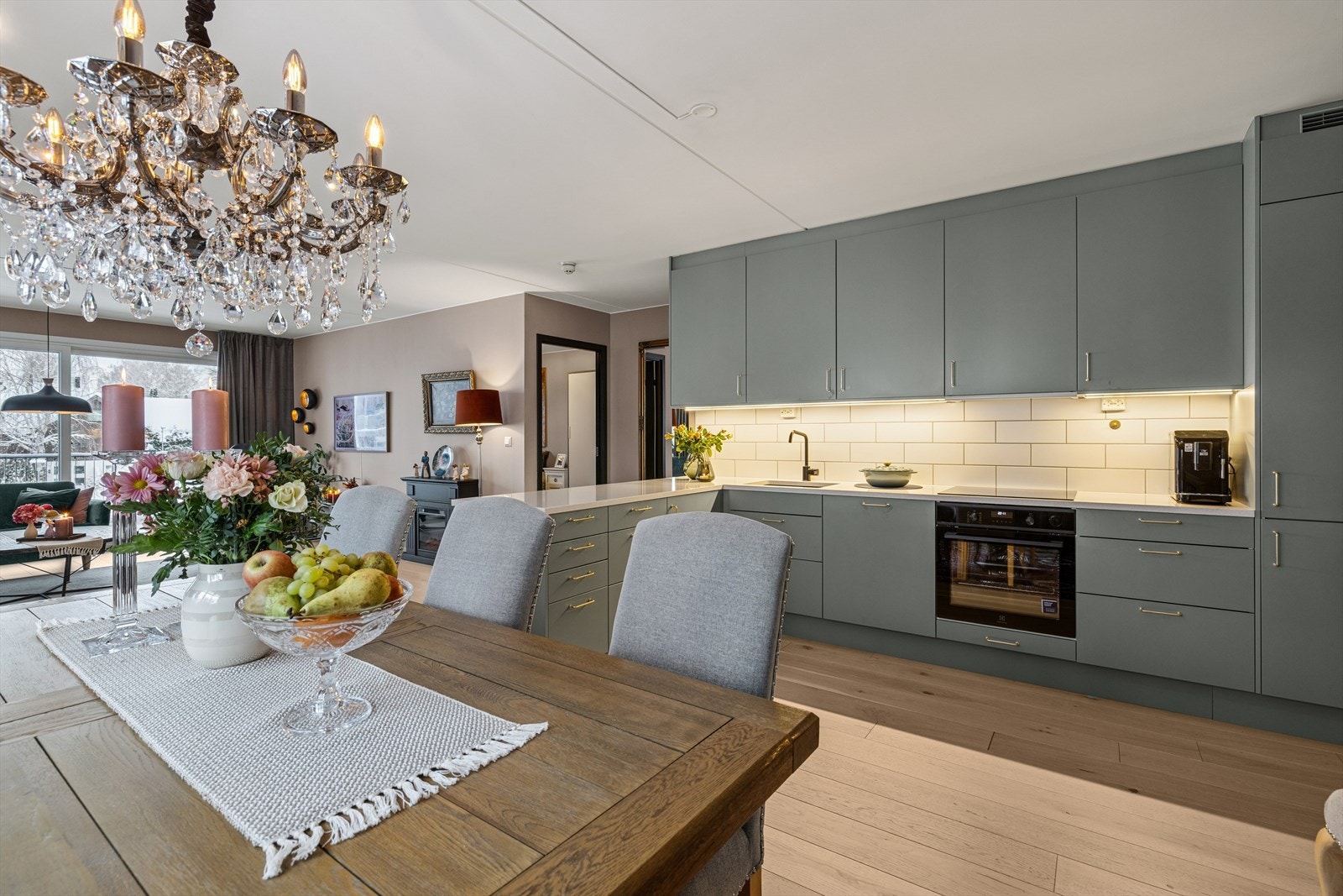 Den åpne løsningen mellom kjøkken og stue skaper en sosial og innbydende sone. Galleribilde