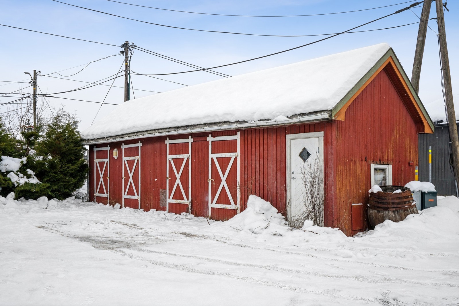 Rikelig med oppbevaring i bod ute. Galleribilde