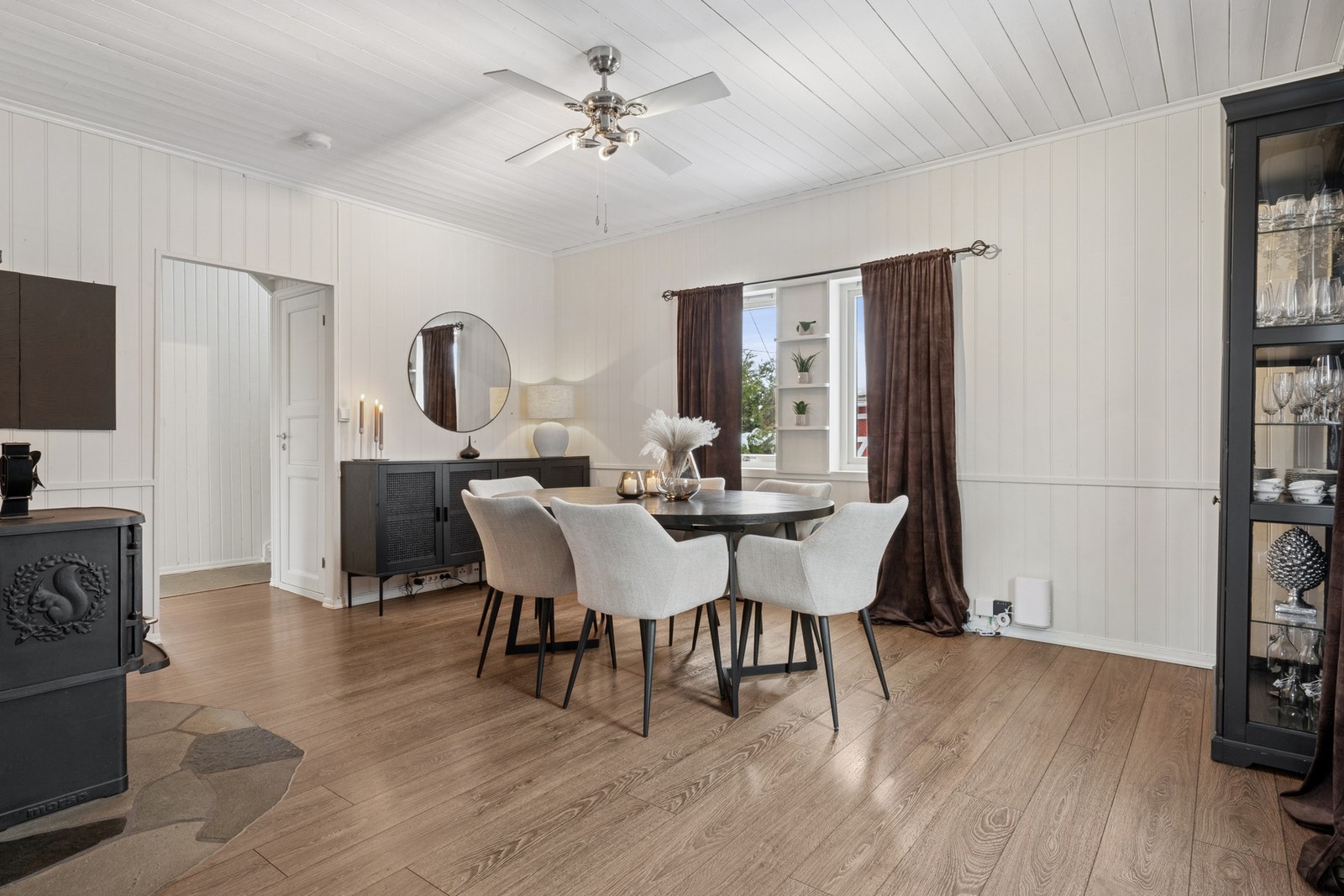 Stuen er romslig og du har plass til et stort spisebord med tilhørende stoler. Perfekt om du får gjester på besøk! Galleribilde