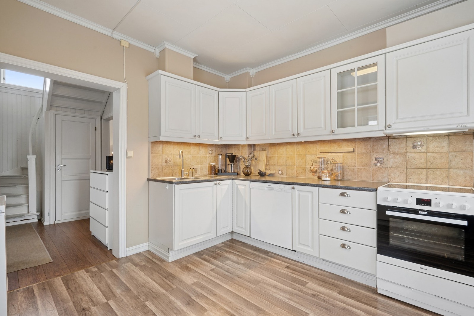 Kjøkkenet er lyst og funksjonelt, med god skap- og benkeplass samt praktisk utforming. Galleribilde