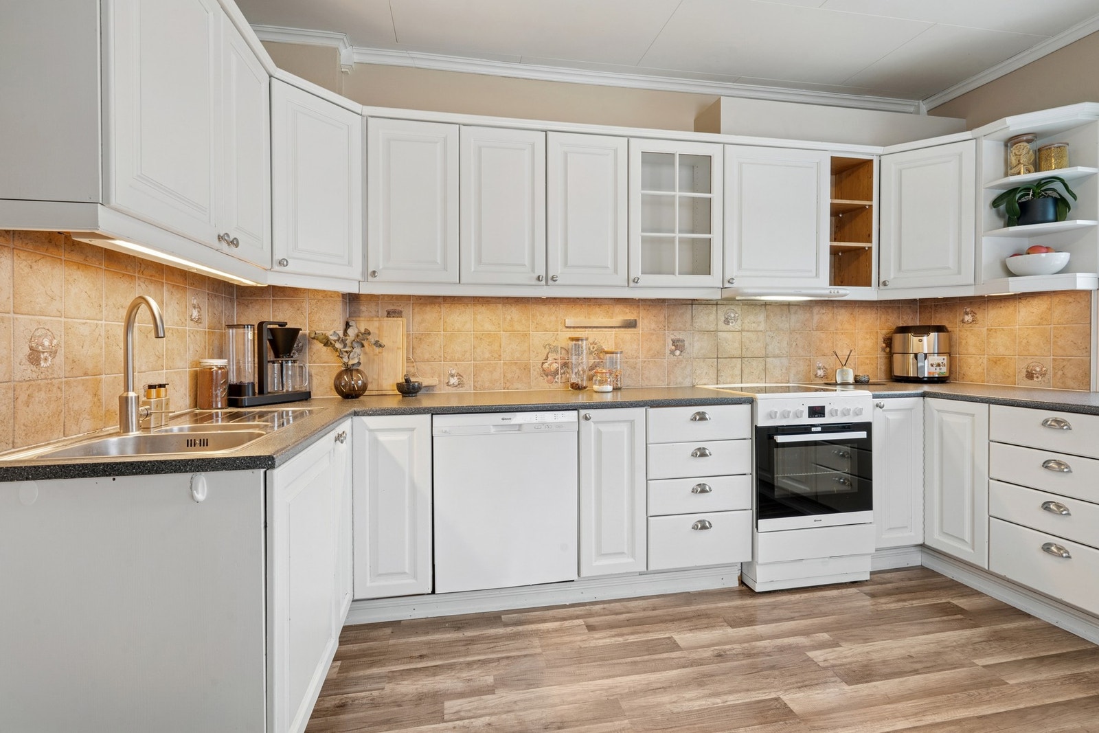 Her er det god plass til spisebord, noe som gjør kjøkkenet til et naturlig samlingspunkt i boligen. Galleribilde