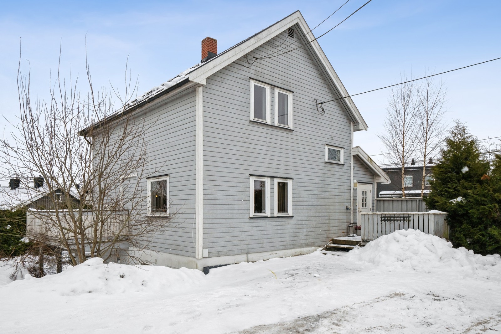 Nygårdsvegen 31 ligger i et rolig og etablert boligområde på Bøn i Eidsvoll kommune. Området preges av åpent landskap, grønne omgivelser og lav boligbebyggelse - perfekt for deg som ønsker en fredelig tilværelse med nærhet til både natur og sentrale knute Galleribilde