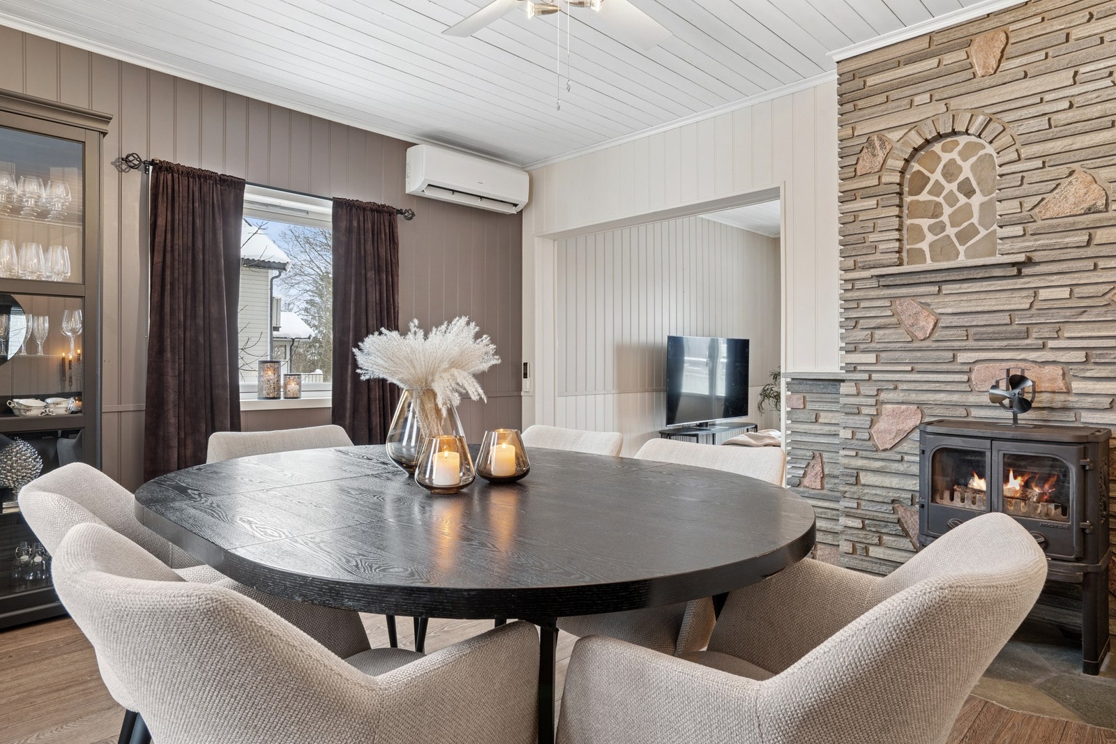 Hovedstuen fremstår som romslig og innbydende, med god takhøyde og store vindusflater som slipper inn rikelig med naturlig lys. Galleribilde