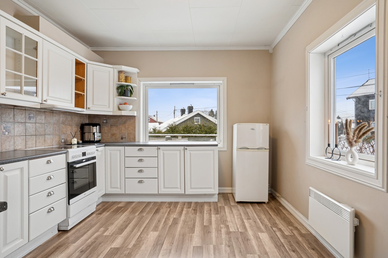 De store vindusflatene bringer rikelig med naturlig lys inn i boligen. Galleribilde