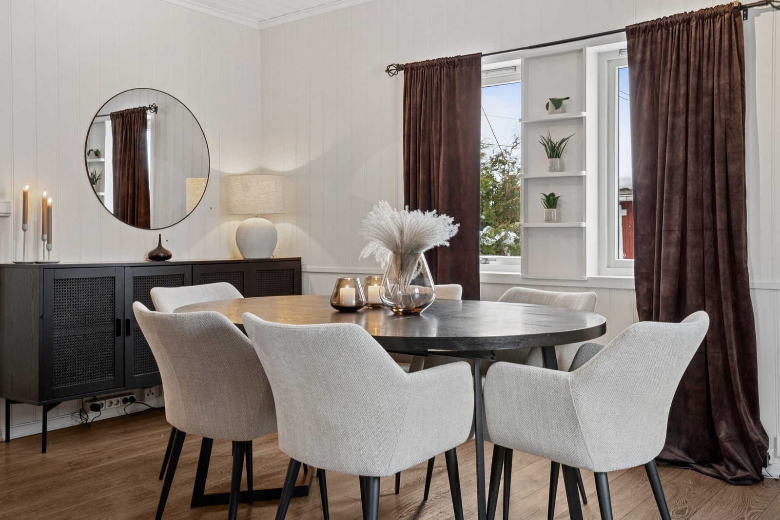 I tilknytning til stuen ligger spisestuen, med god plass til større spisebord og et hyggelig rom for både hverdagsmåltider og sosiale sammenkomster. Galleribilde