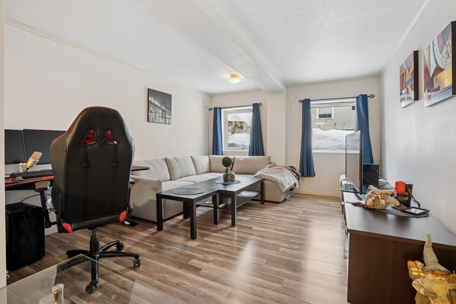 Stuen i utleiedelen har god plass til sofaløsning og tilhørende møblement. Galleribilde